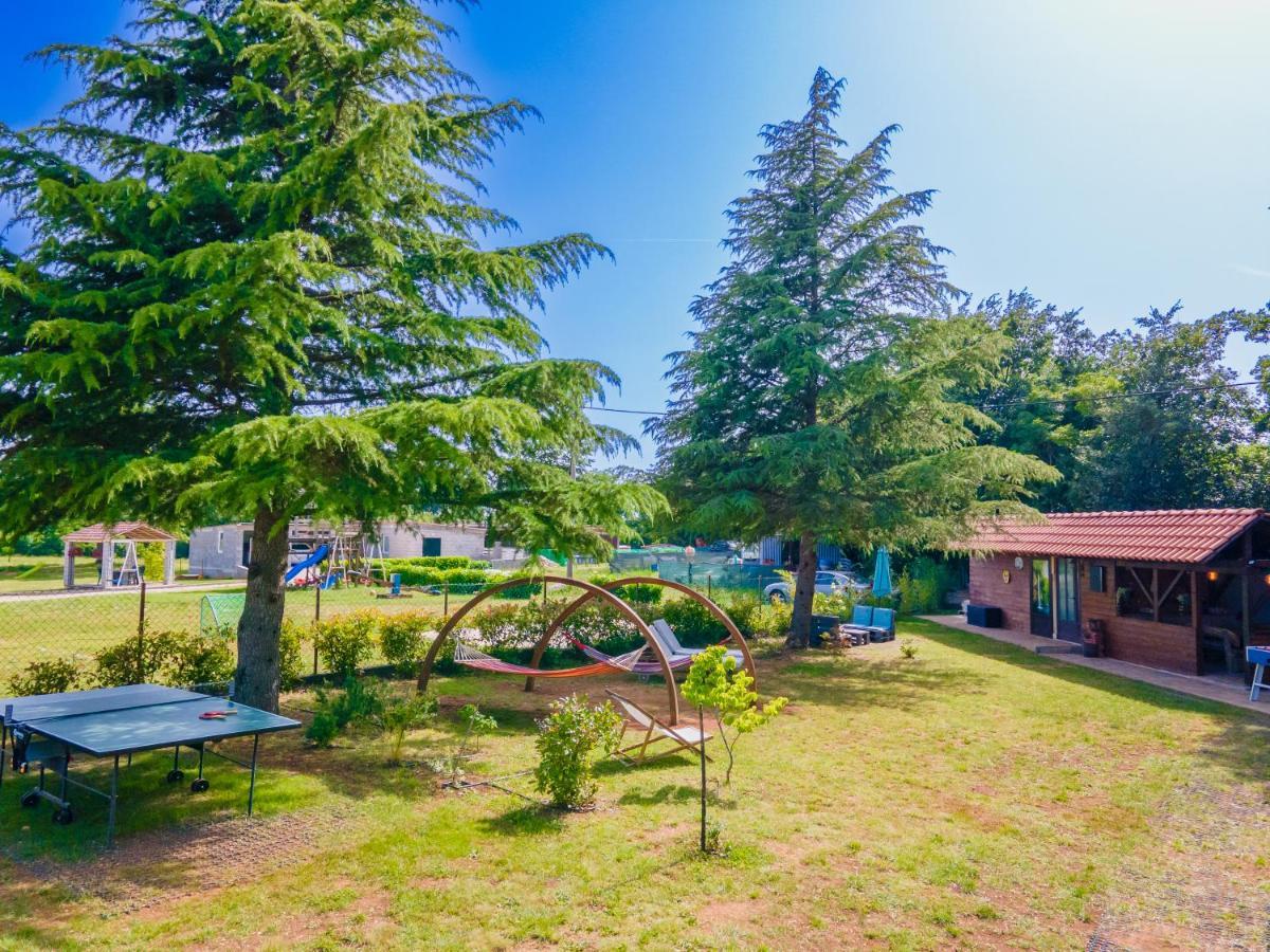Guest House Flora Pazin Exterior photo